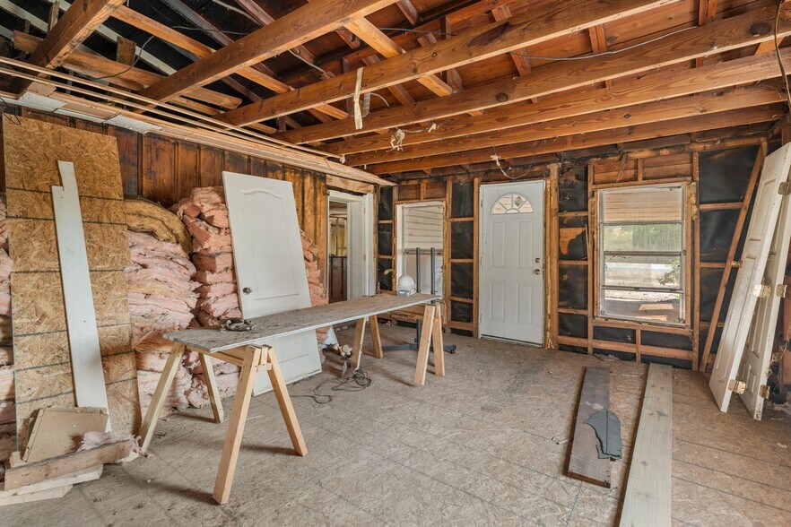 More Photos Of 7736 Westpoint Rd, West Point Freestanding For Sale