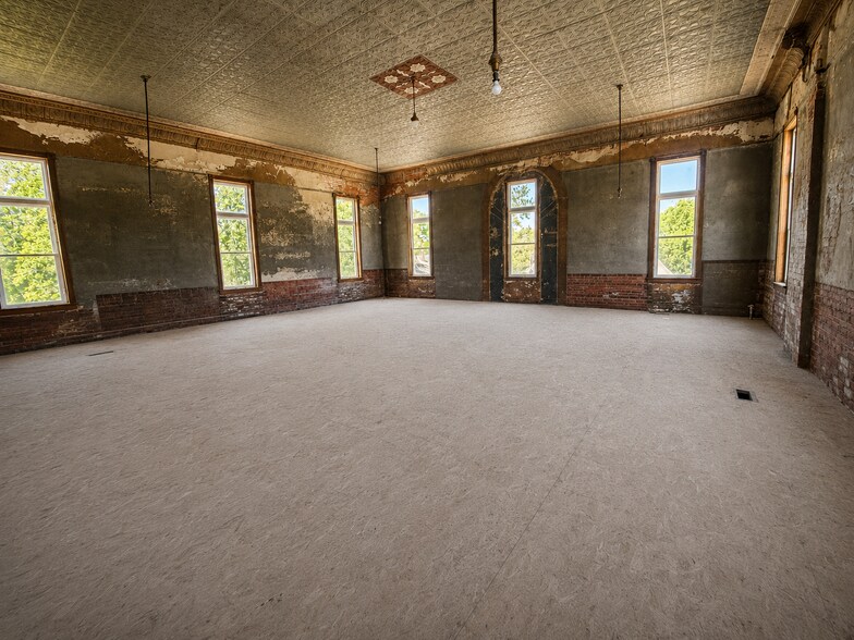 More Photos Of 6943 Monroe, Stockwell Convenience Store For Sale