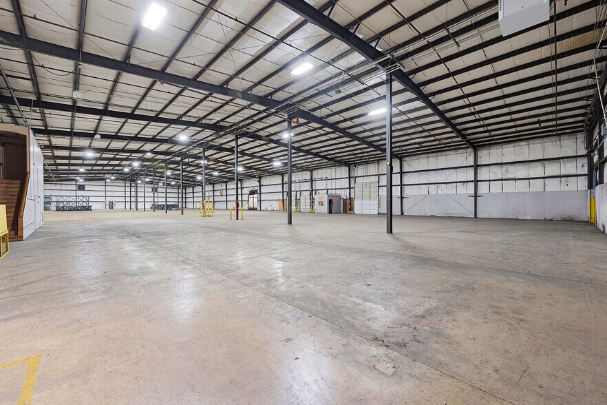 More Photos Of 456 Swanson Dr, Dresden Warehouse For Lease