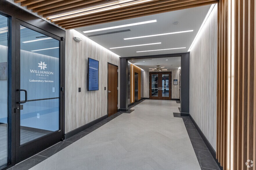 More Photos Of 5221 Port Royal Rd, Spring Hill Medical For Lease