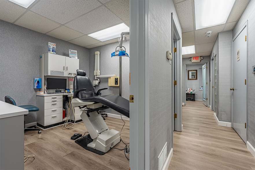 More Photos Of 610 Crystal Point Dr, Crystal Lake Medical For Lease