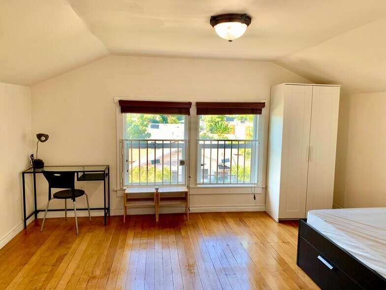 More Photos Of 1327 W 35th St, Los Angeles Apartments For Sale