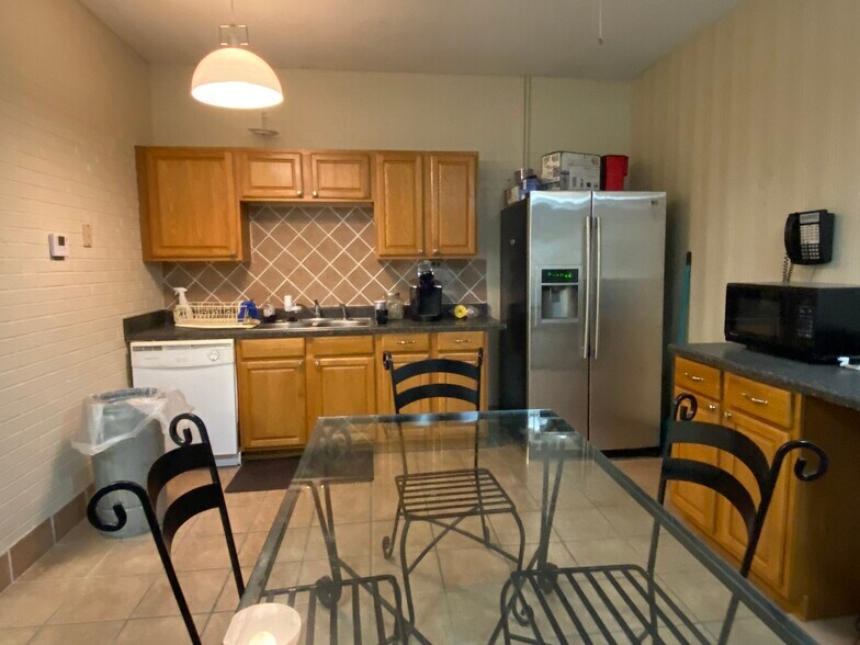 More Photos Of 9400 Village Green Dr, Shreveport Office For Lease