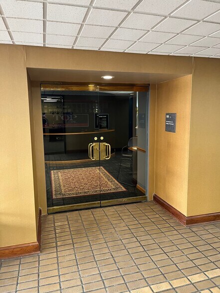 More Photos Of 10500 Barkley St, Overland Park Office For Sale