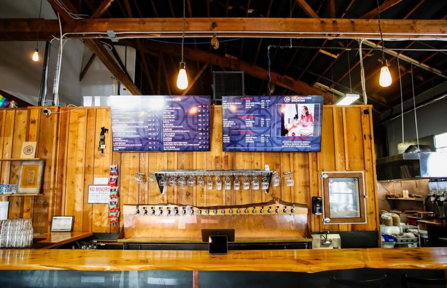 More Photos Of 2117 NE Oregon St, Portland Showroom For Lease