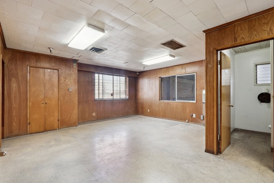 More Photos Of 6505 McKinley Ave, Los Angeles Manufacturing For Lease