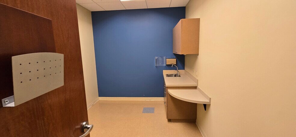 More Photos Of 955 10th Ave N, Naples Medical For Lease