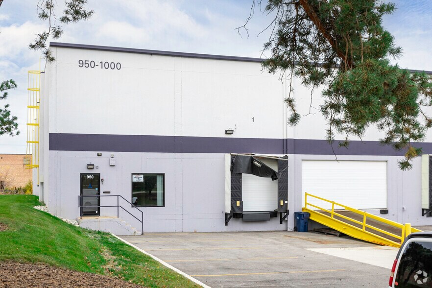 More Photos Of 980-1000 Lunt Ave, Elk Grove Village Distribution For Lease