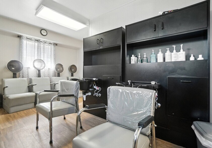 More Photos Of 5402-5404 N Main St, Dayton Office For Sale