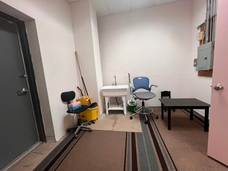 More Photos Of 15327 Gulf Fwy, Houston Unknown For Lease