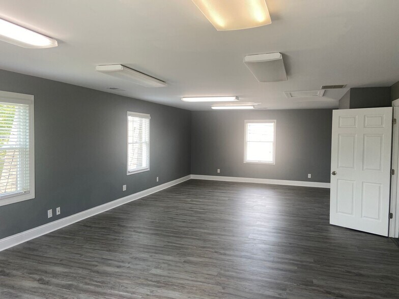 More Photos Of 600 SE 8th St, Evansville Office For Sale