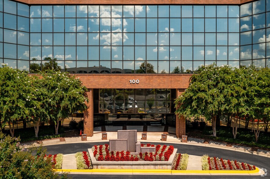 More Photos Of 100 Lakeforest Blvd, Gaithersburg Office For Sale