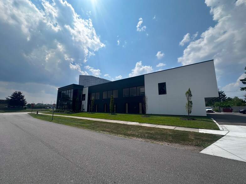 More Photos Of 189 E Big Beaver Rd, Troy Office For Sale