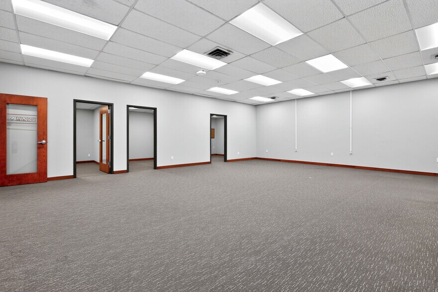 More Photos Of 3125 Medalist Dr, Oshkosh Office For Sale