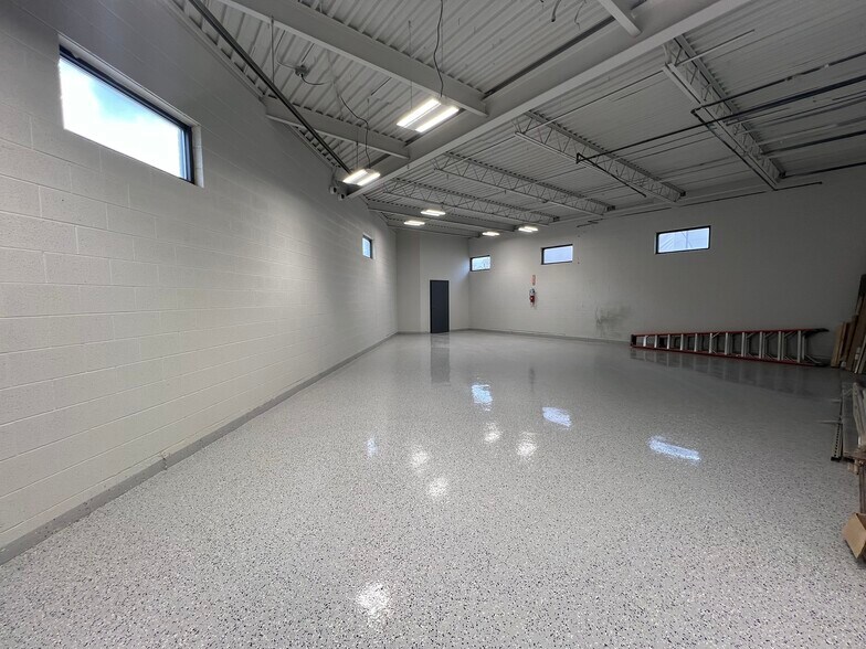 More Photos Of 3200 W Le Moyne Ave, Stone Park Warehouse For Lease