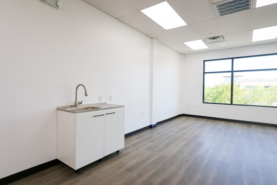 More Photos Of 13564 Village Park Dr, Orlando Office For Sale