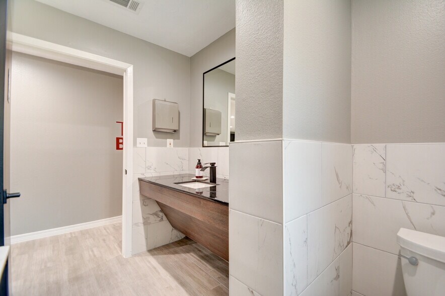 More Photos Of 26615 Oak Ridge Dr, The Woodlands Office For Lease