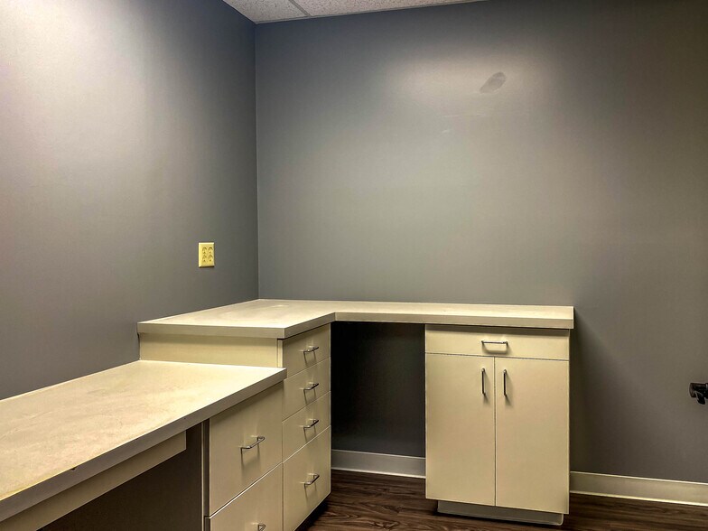 More Photos Of 29525 Canwood St, Agoura Hills Medical For Lease