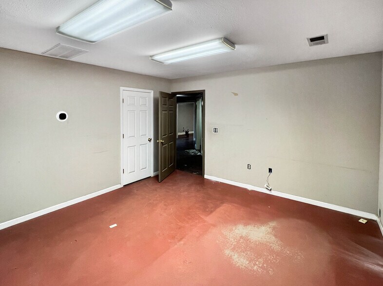 More Photos Of 2721 10th St, Northport Warehouse For Lease