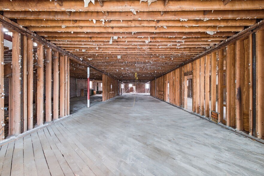 More Photos Of 1 Public Square Red Boiling Springs Sq, Lafayette Showroom For Sale