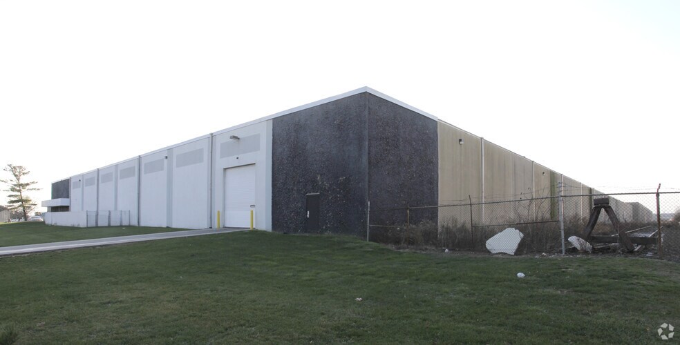 More Photos Of 10-18 Executive Ave, Edison Warehouse For Lease