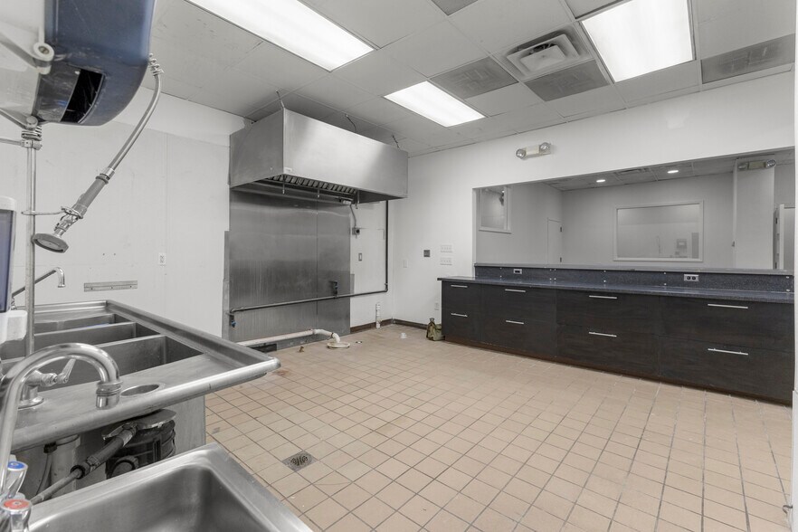 More Photos Of 2919 First St, Wyandotte General Retail For Lease