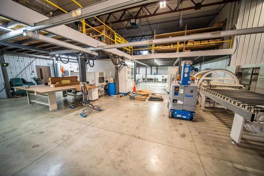 More Photos Of 1820 14th St NW, Rochester Showroom For Sale