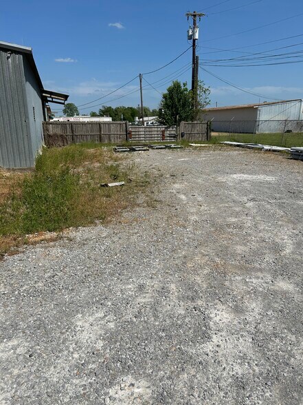 More Photos Of 711 Highway 82 W, Greenwood Warehouse For Sale