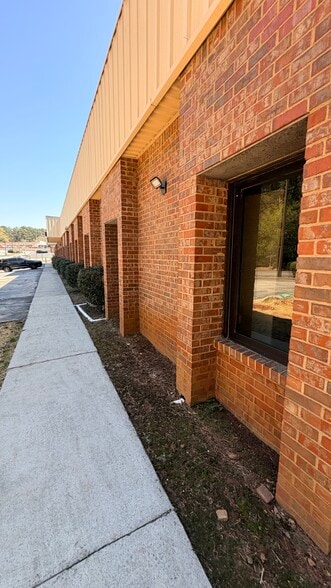 More Photos Of 3005 Lenora Church Rd, Snellville Office For Lease