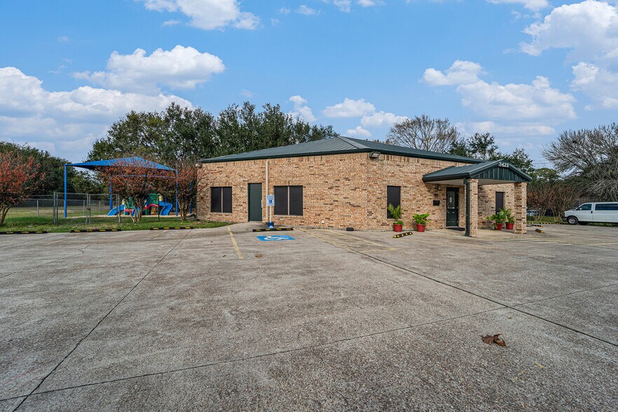 More Photos Of 3421 E Walnut St, Pearland Daycare Center For Sale