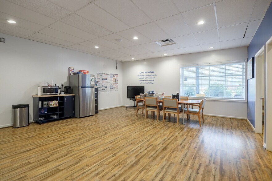 More Photos Of 2825 S Crater Rd, Petersburg Storefront Retail Office For Sale