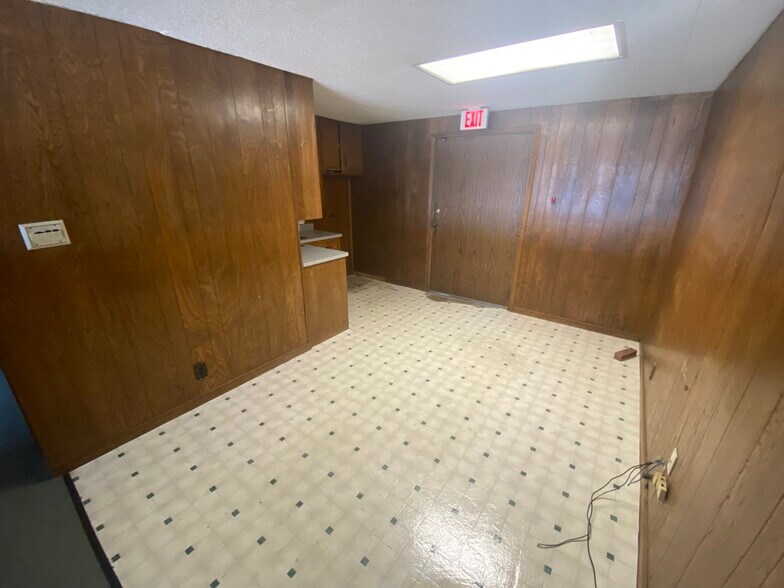 More Photos Of 103 S Stemmons St, Sanger Office For Lease