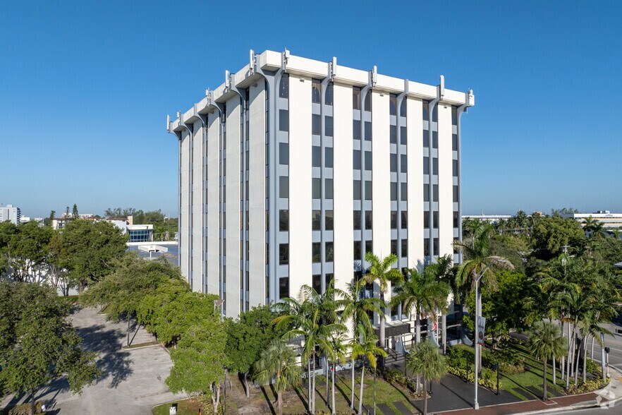 Primary Photo Of 12550 Biscayne Blvd, North Miami Medical For Sale