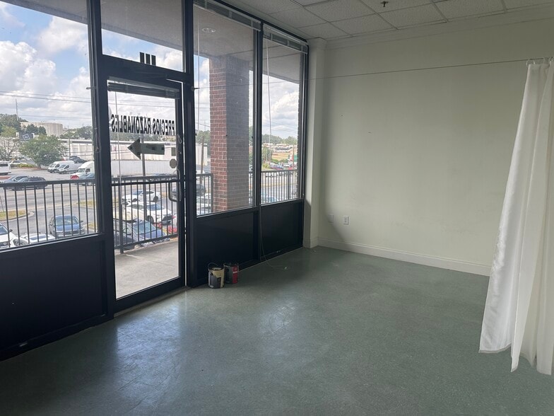 More Photos Of 5677 Buford Hwy NE, Doraville Storefront For Lease