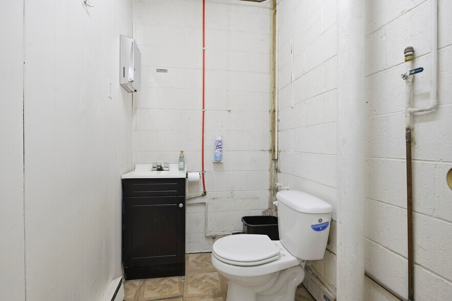 More Photos Of 238 Clifton Ave, Collingdale Light Distribution For Sale