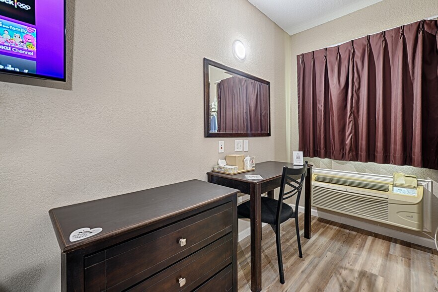 More Photos Of 110 S Main, Dilley Hotel For Sale