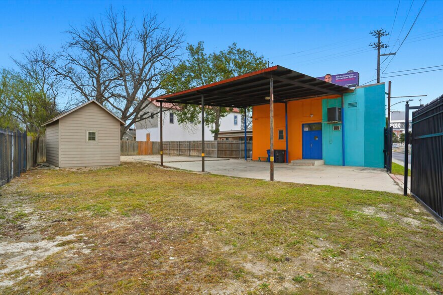 More Photos Of 1302 Camaron St, San Antonio Warehouse For Sale