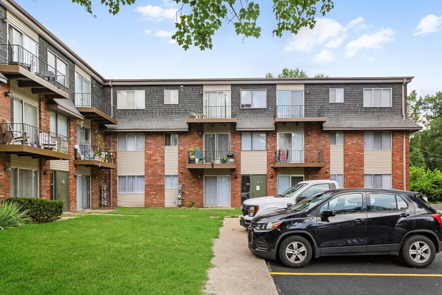 More Photos Of 400 N Oakland Ave, Carbondale Apartments For Sale