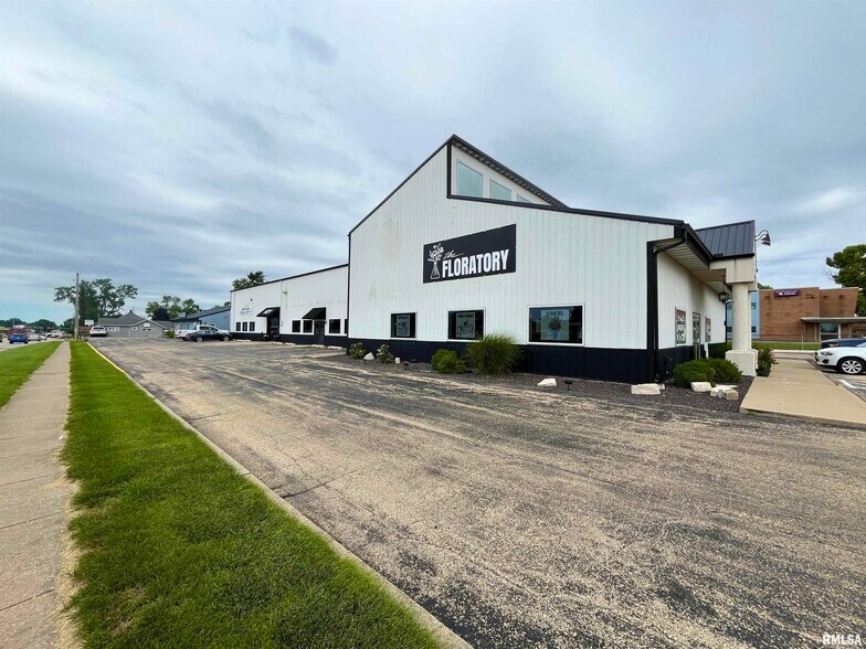 More Photos Of 921 E War Memorial Dr, Peoria Heights General Retail For Lease