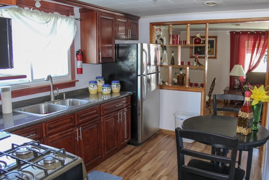 More Photos Of 6558 Lake Shore Rd, Derby Restaurant For Sale