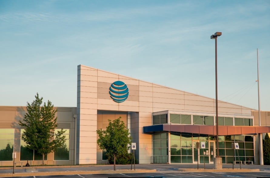 More Photos Of 5348 Elmore Ave, Davenport Office For Sale