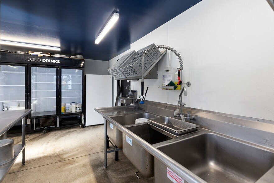 More Photos Of 883 SW Church St, Dallas Restaurant For Sale