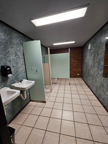 More Photos Of 220 W Broadway Ave, Enid Storefront For Sale