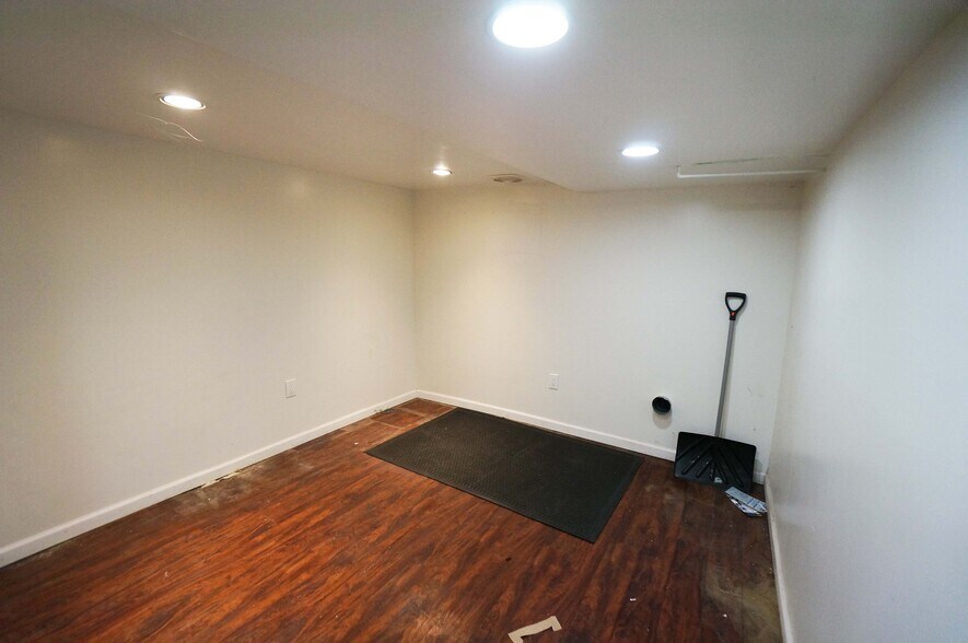 More Photos Of 40-18 Junction Blvd, Flushing Storefront Retail Residential For Lease