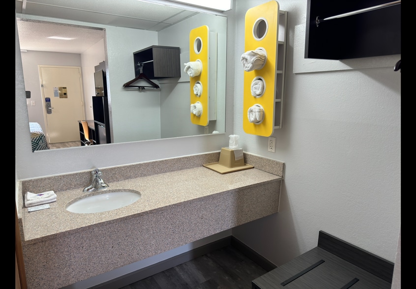 More Photos Of 2331 Lake Rd, Dyersburg Hotel For Sale