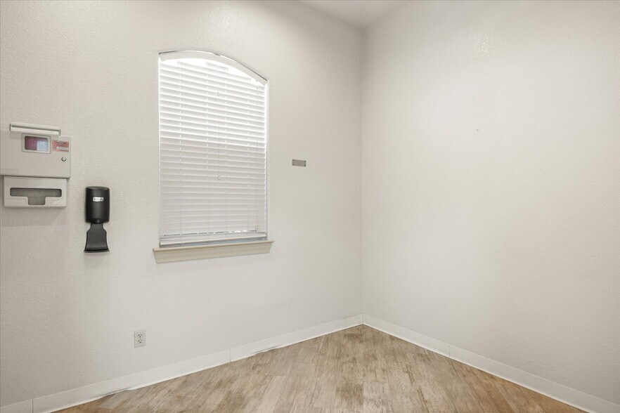 More Photos Of 1305 Paluxy Rd, Granbury Medical For Sale