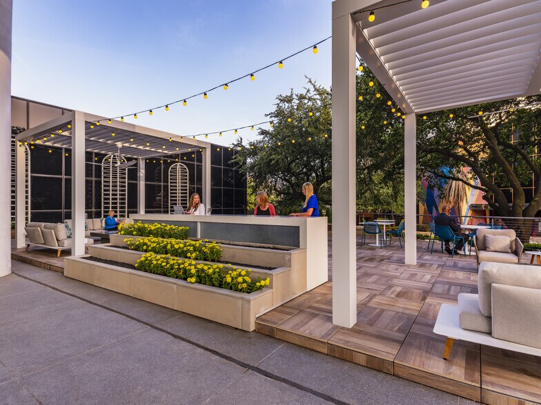 More Photos Of 24 Greenway Plz, Houston Office For Lease