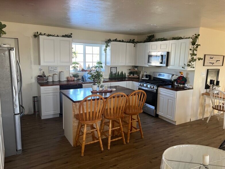 More Photos Of 618 W Pine St, Pinedale General Retail For Sale