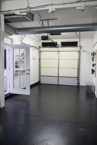 More Photos Of 10016 N Cave Creek Rd, Phoenix Warehouse For Lease