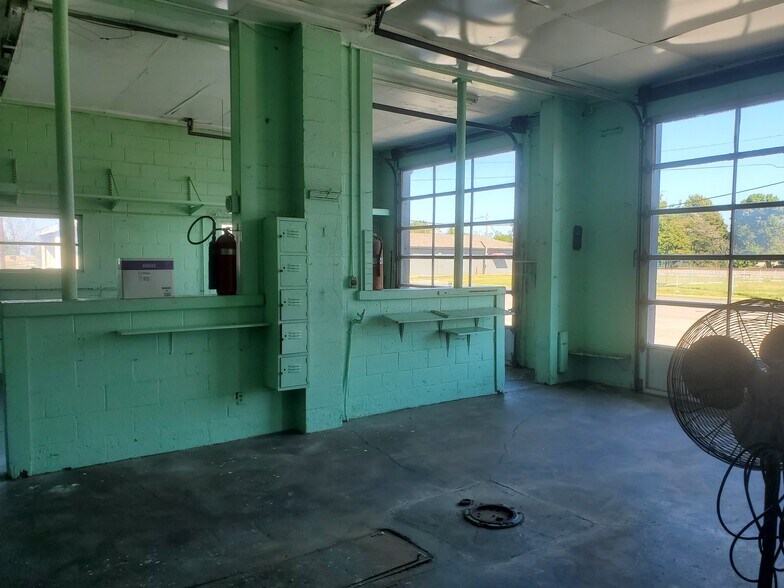 More Photos Of 401 N 3rd St, Lilbourn Flex For Sale